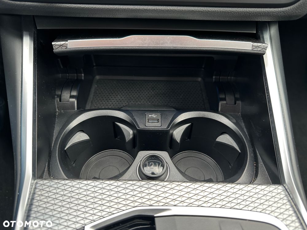 BMW Seria 3 320e M Sport - 40