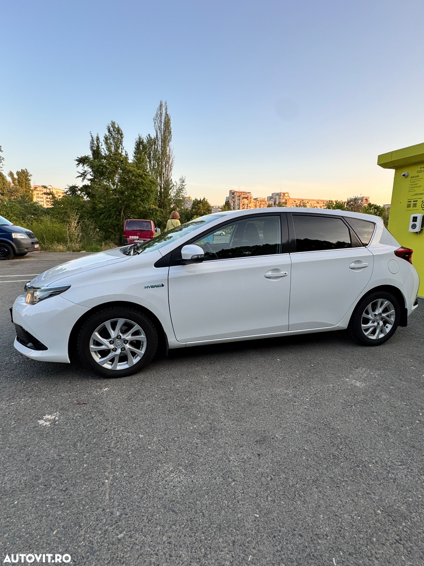 Toyota Auris 1.8 L VVT-i Hybrid Sol - 2