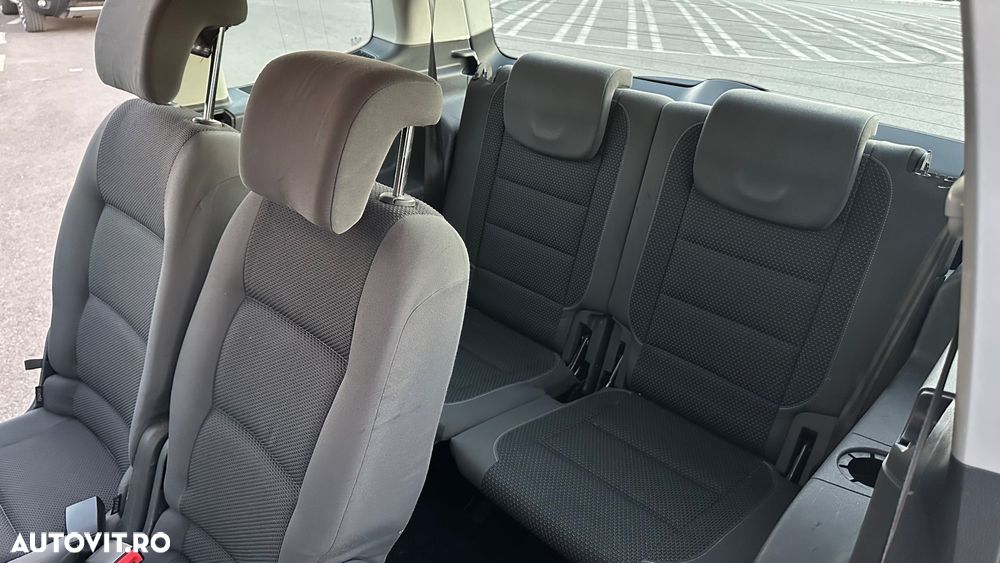 Volkswagen Touran - 12