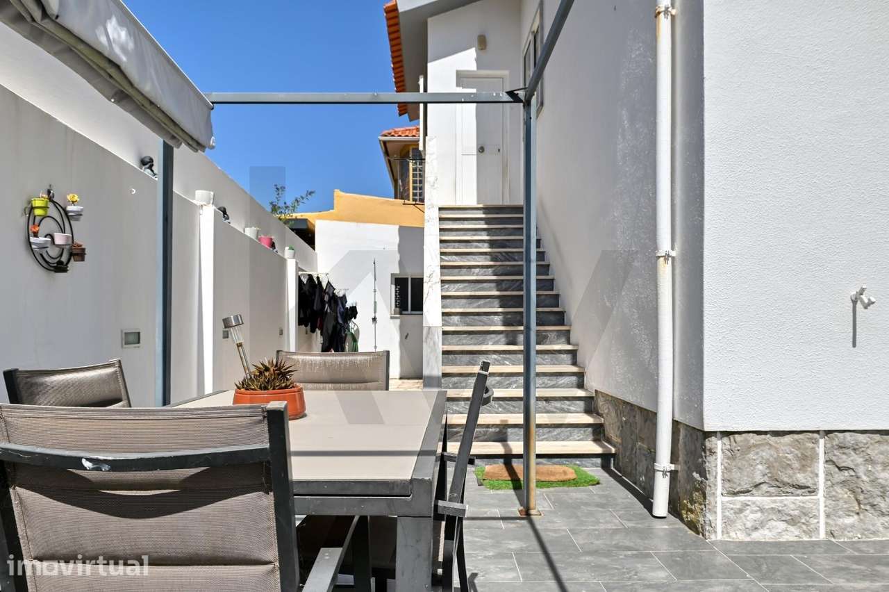 Moradia renovada com 5 quartos e potencial bi-familiar em Porto Salvo. - Grande imagem: 5/46