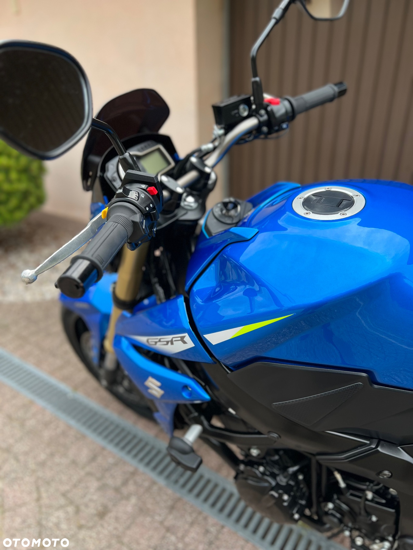 Suzuki GSR - 10