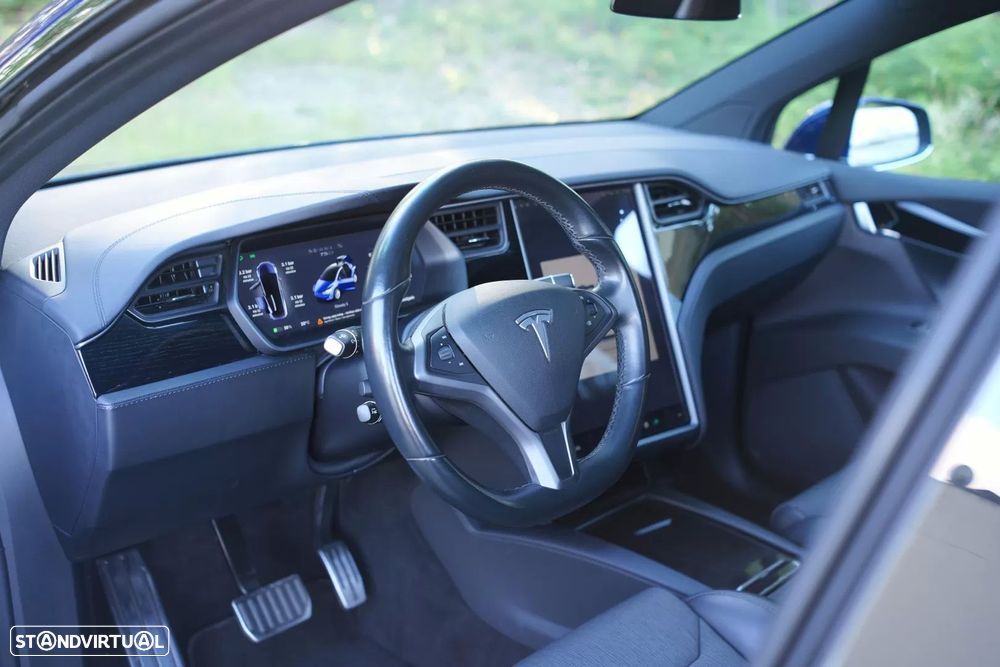 Tesla Model X 75D - 17