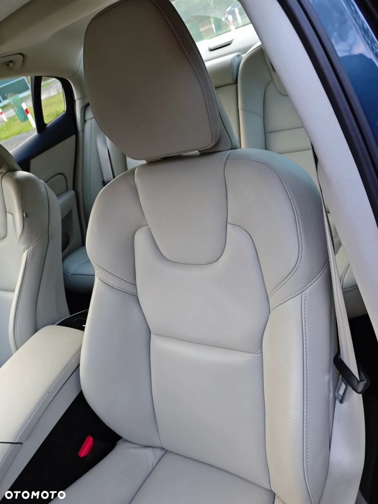 Volvo S60 T8 Recharge AWD Plus Dark - 16