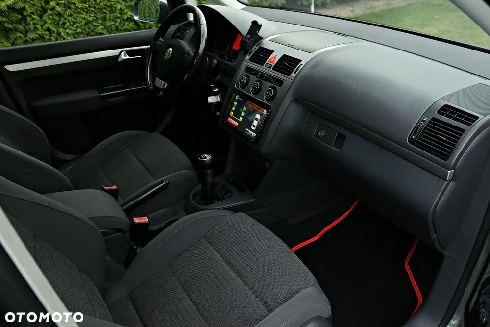 Volkswagen Touran - 25