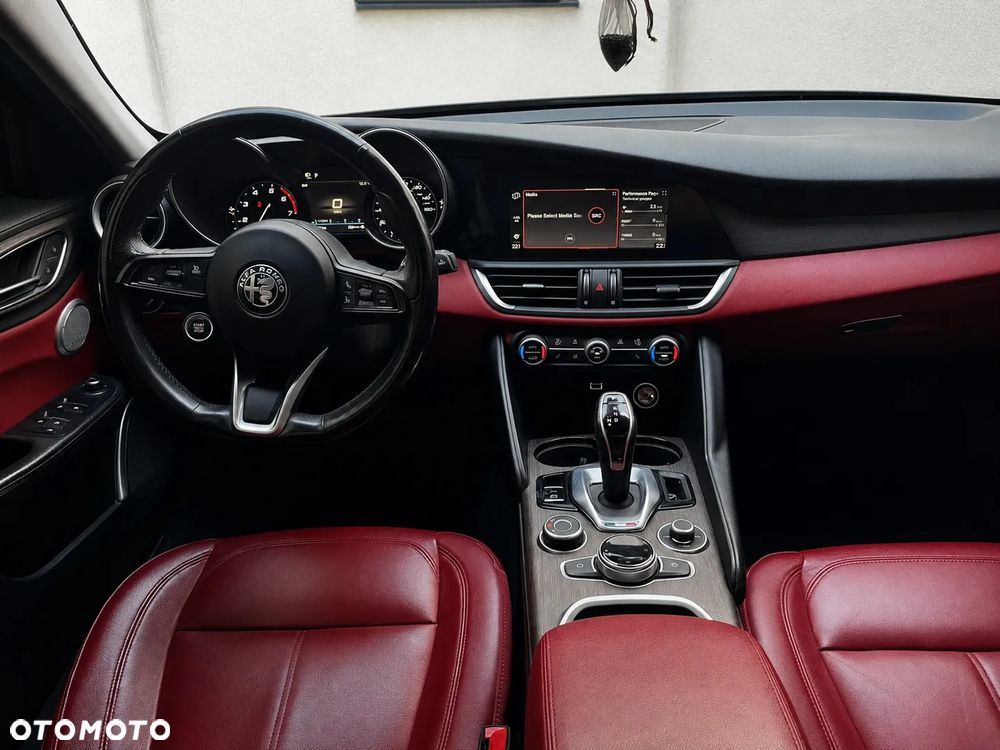 Alfa Romeo Giulia 2.0 Turbo 16V AT8 Executive - 9