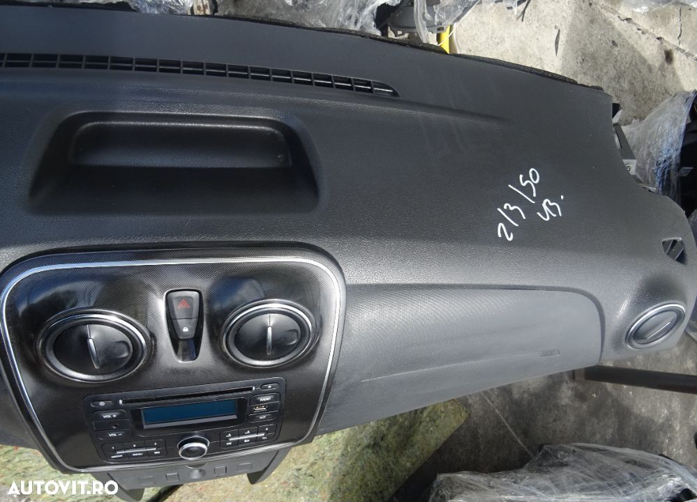 Plansa de bord Dacia Logan din 2013 cu airbag volan si pasager volan pe stanga - 4
