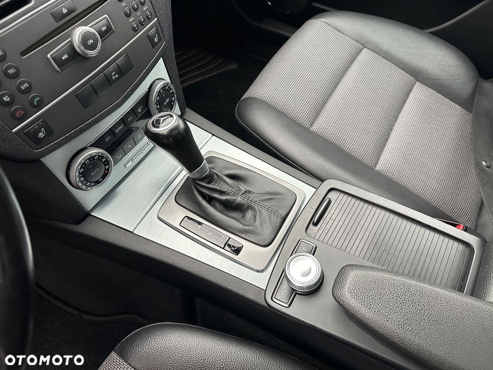 Mercedes-Benz Klasa C 180 T BlueEFFICIENCY 7G-TRONIC Avantgarde - 25