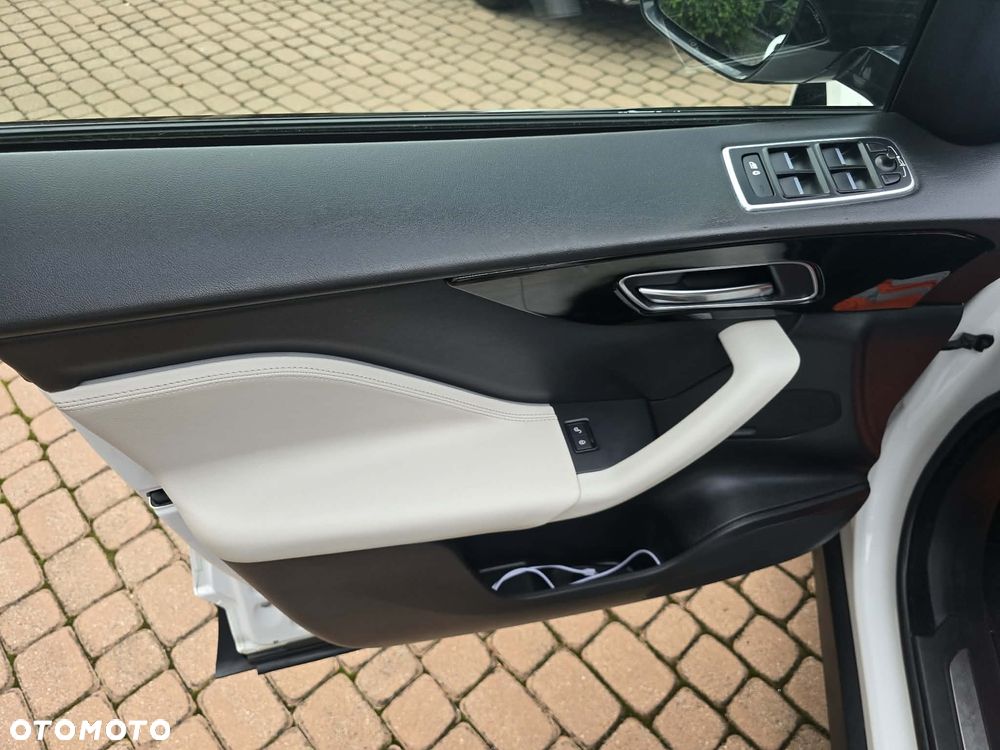 Jaguar F-Pace 2.0 i4D AWD R-Sport - 32