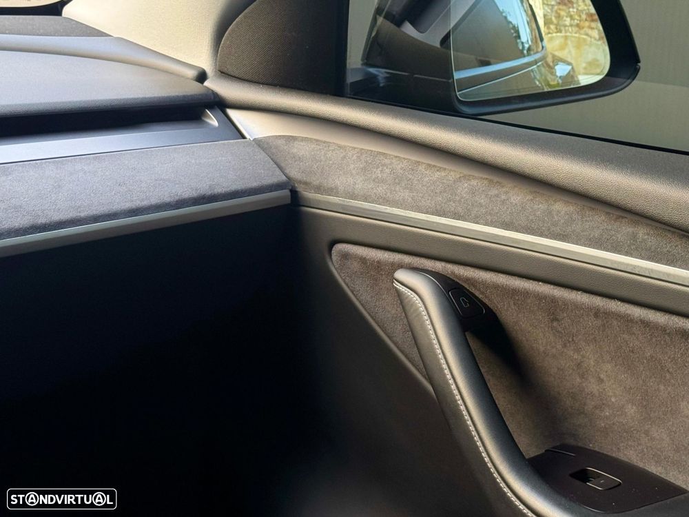 Tesla Model Y Long Range Dual Motor AWD - 24
