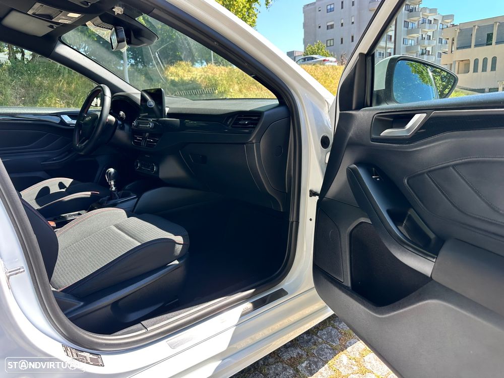 Ford Focus 1.0 EcoBoost S&S ST-LINE - 35
