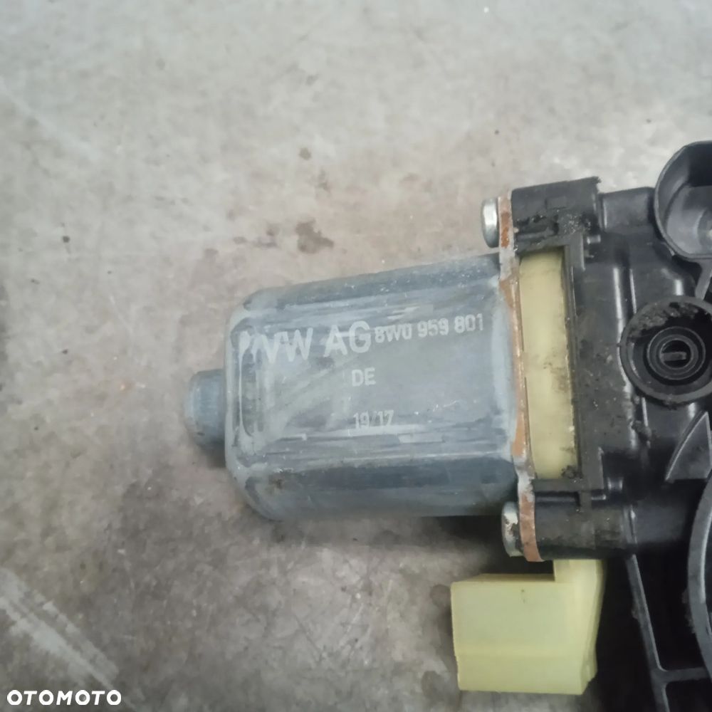 Silniczek podnoszenia szyby 8W0959801 - 2