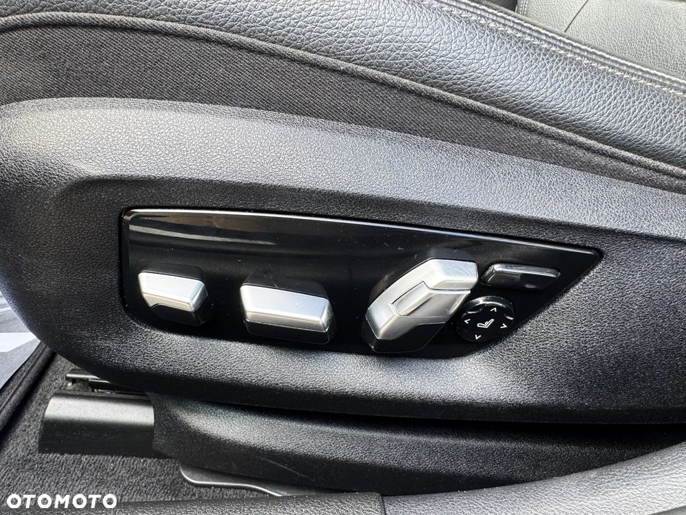 BMW Seria 5 520i Sport Line - 30