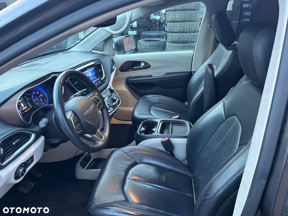 Chrysler Pacifica - 12