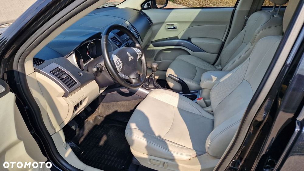 Mitsubishi Outlander 2.0 DI-D 4WD Invite - 11