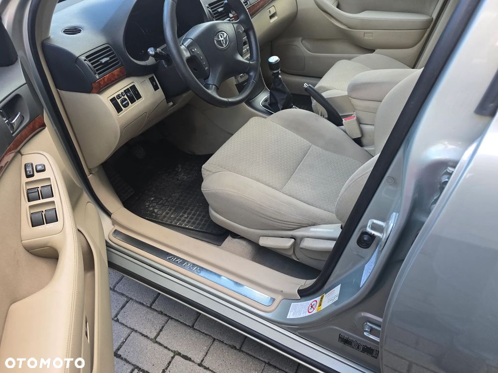 Toyota Avensis 2.2 D-4D Sol - 8