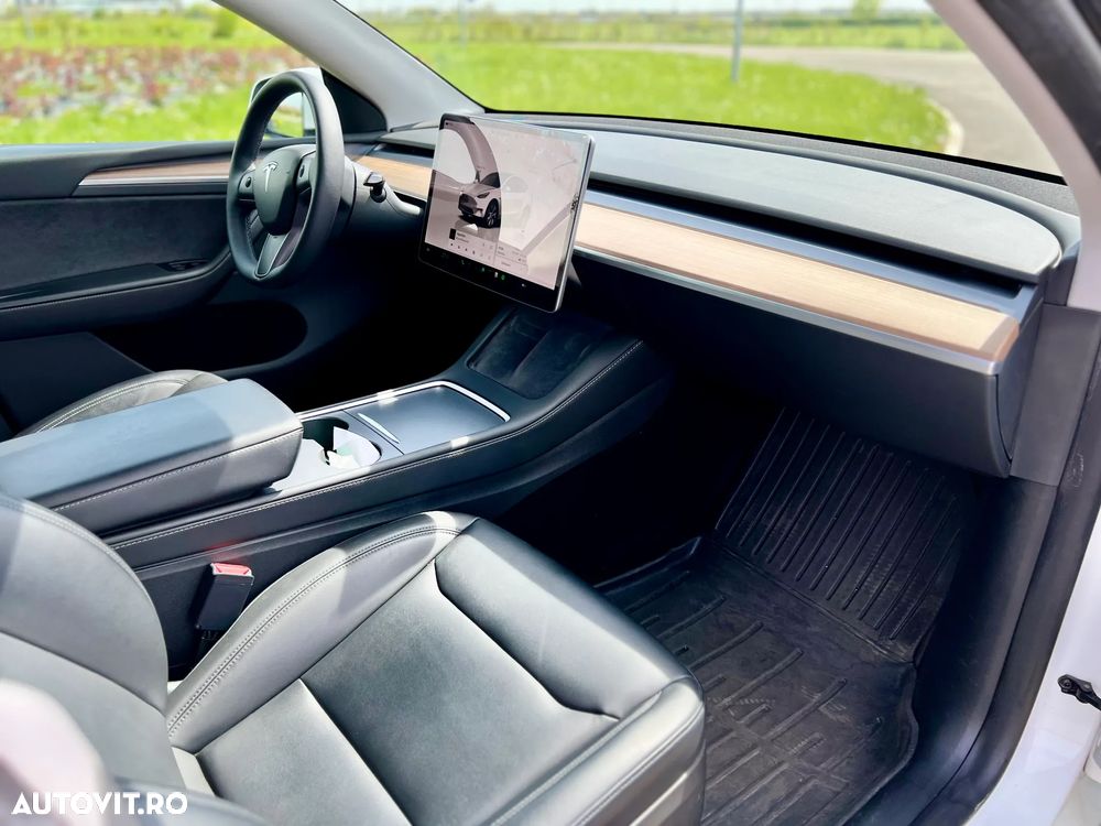 Tesla Model Y - 24