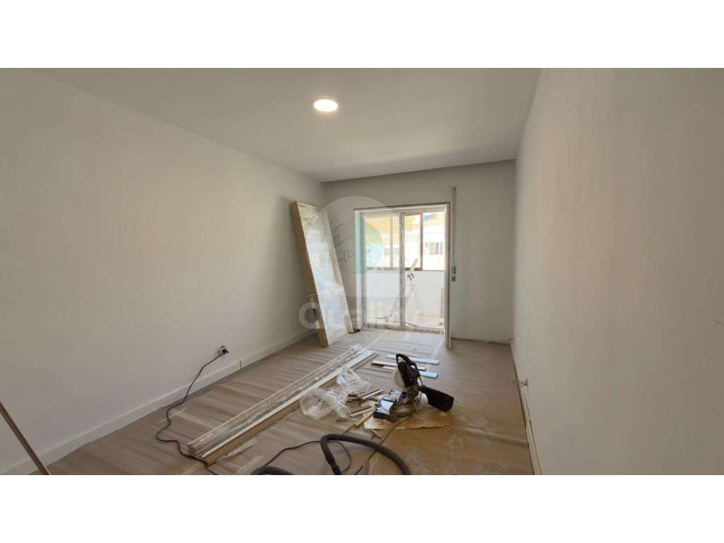 Apartamento T3 Remodelado no Vale da Amoreira - Grande imagem: 3/23