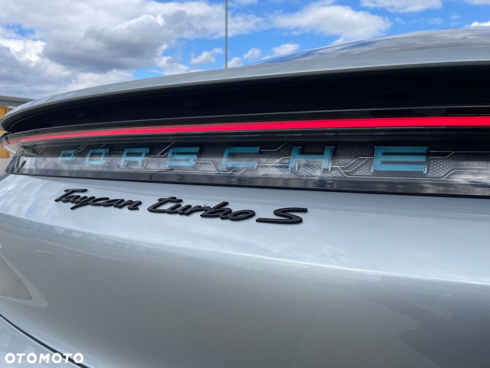 Porsche Taycan Turbo S - 16