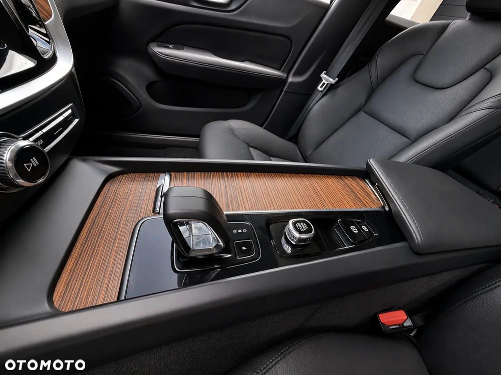 Volvo V60 Cross Country B5 B AWD Plus - 24