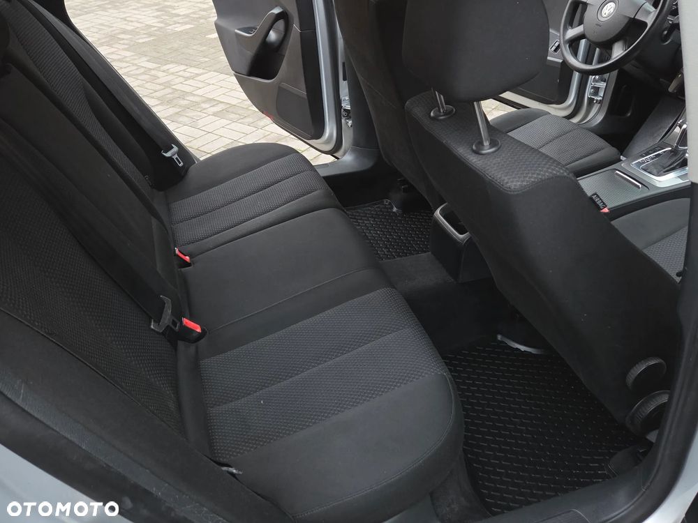 Volkswagen Passat 2.0 TDI DPF DSG Trendline - 28