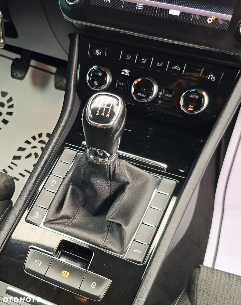 Skoda Superb 2.0 TDI Premium Edition - 30