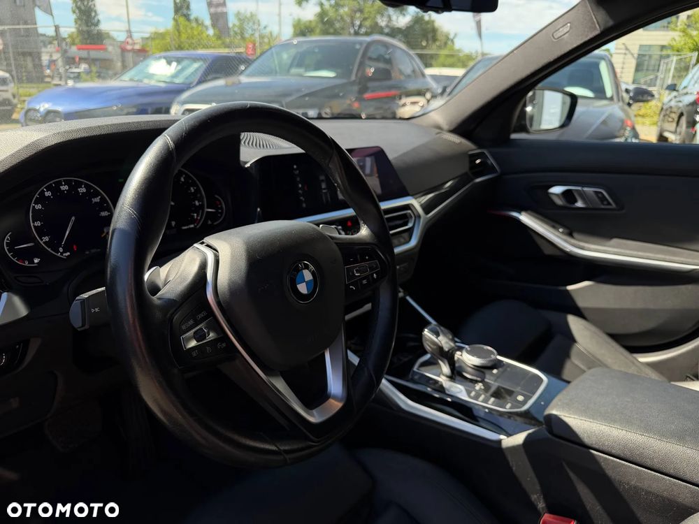 BMW Seria 3 330i M Sport - 18