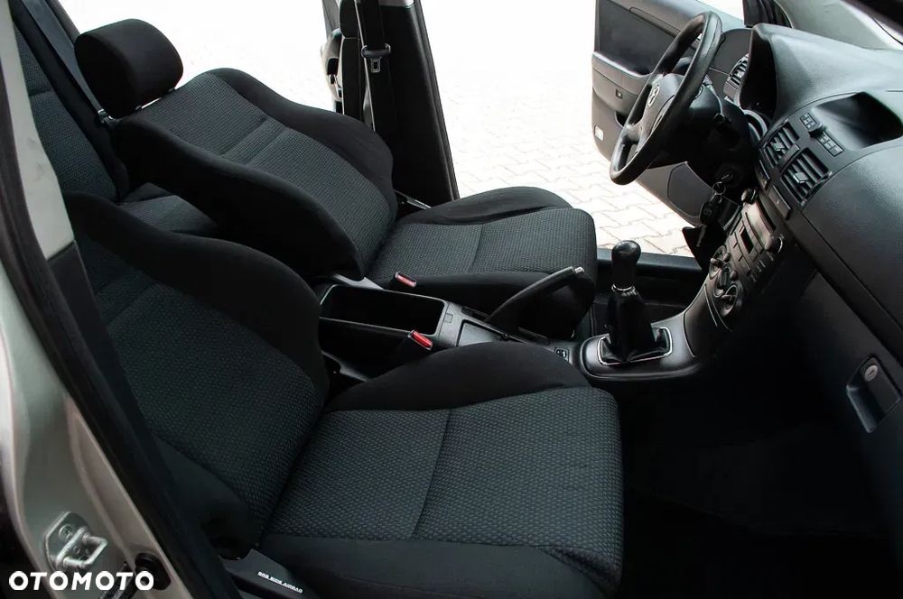 Toyota Avensis 1.8 VVT-i Combi - 26