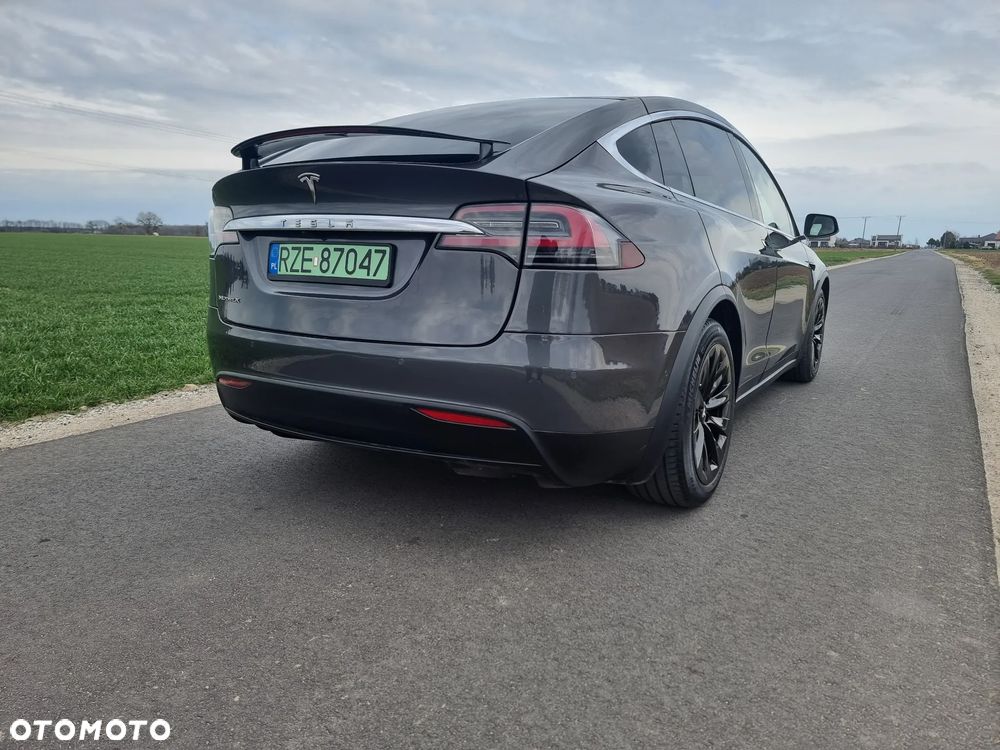 Tesla Model X - 7