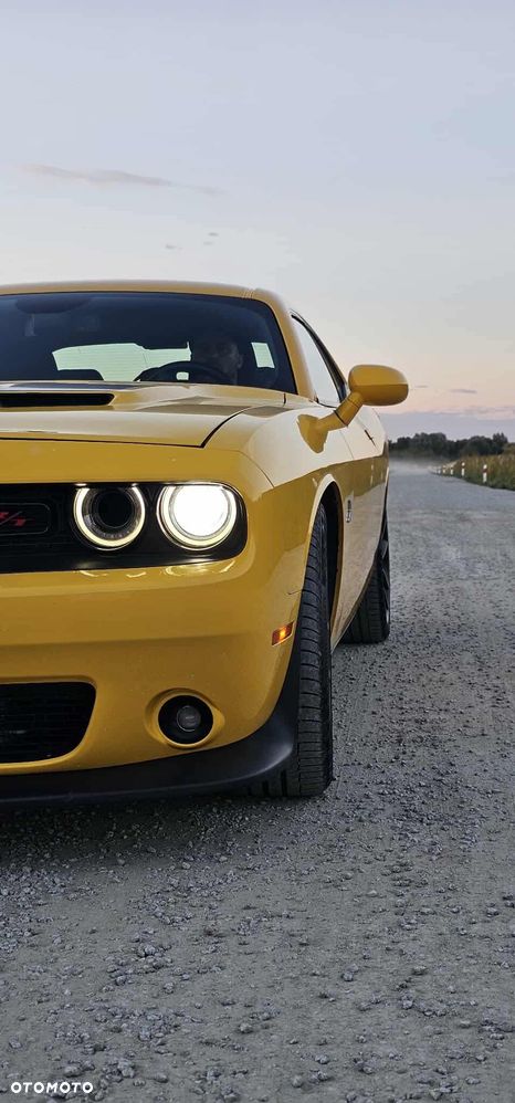 Dodge Challenger - 10