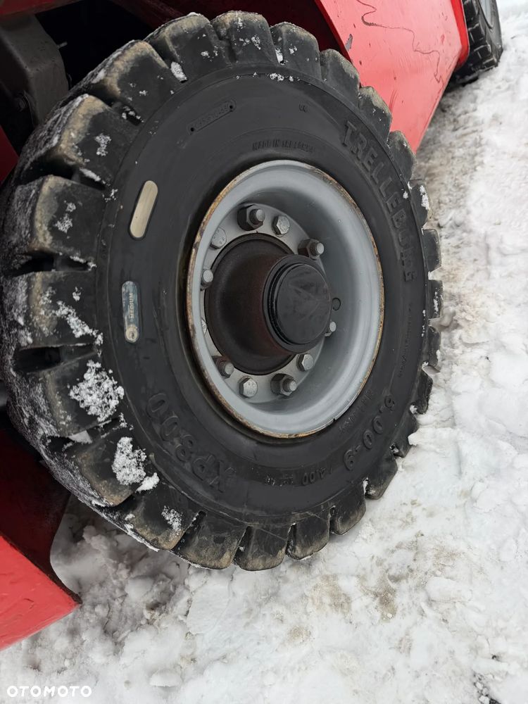 Manitou MI25D Wózek Widłowy 2,5 tony. Posuw Hydrauliczny. Maszt triplex. Wolny skok! Wysokość Podnoszenia 5 metrów. Jak nowy z Salonu. Pochodzi z Norweskiego Gospodarstwa! Aktualne przeglądy DEKRA i serwisy! Opony jak Nowe. Silnik Yanmar. Małe gabarety bardzo zwrotna maszyna! Zero luzów wycieków i zniszczeń. OKAZJA. Pełny ORYGINAŁ! Rok Prod. 2014. Niski przebieg 3300mtg - 38