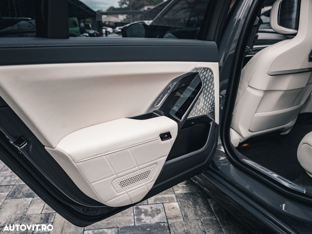 BMW M7 M760e xDrive AT PHEV - 38