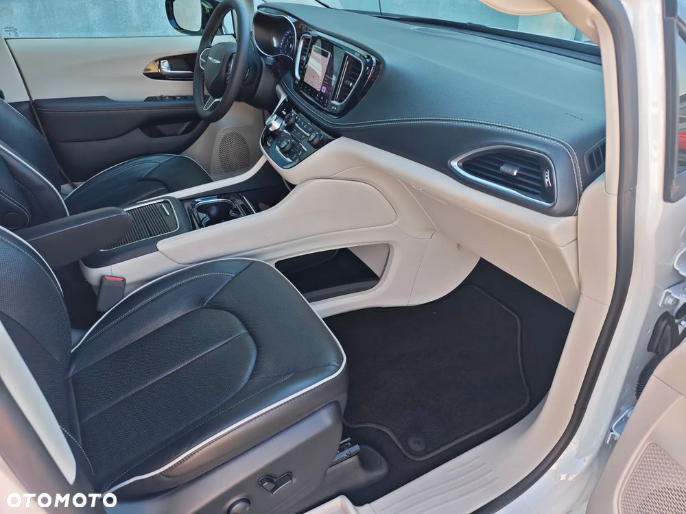 Chrysler Pacifica - 12