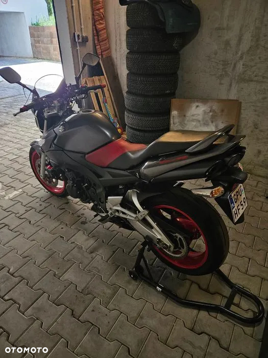 Suzuki GSR - 28