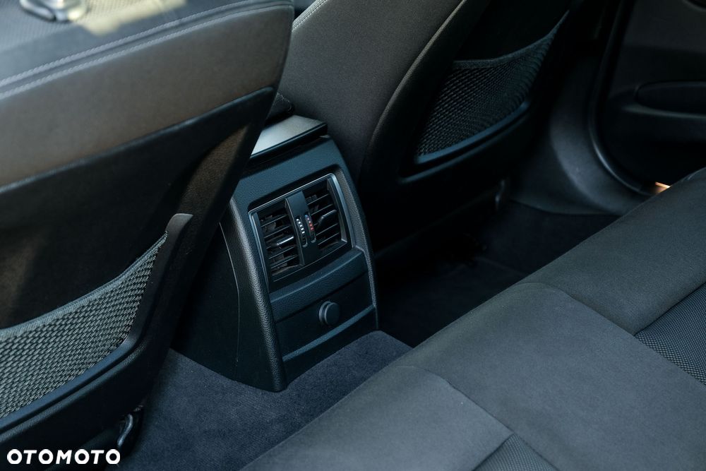 BMW Seria 3 318d Sport Line Shadow - 34