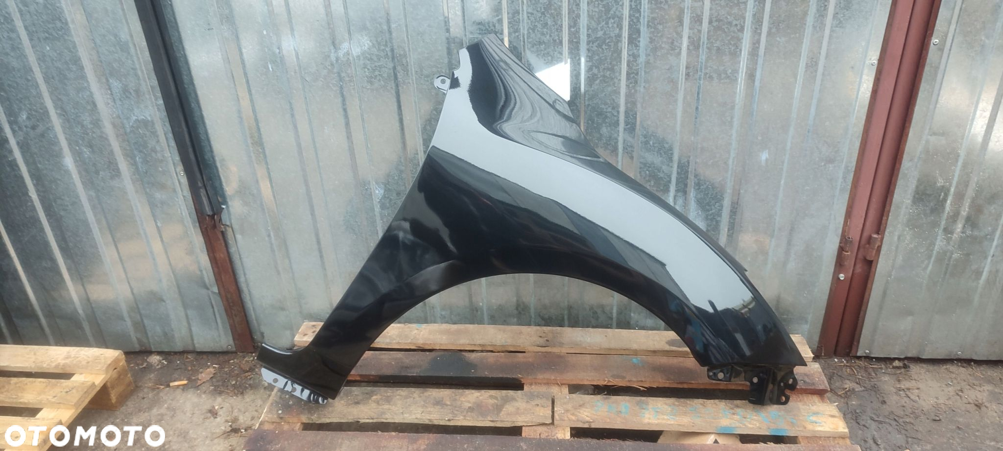 BŁOTNIK PRAWY PRZÓD MAZDA 3 BL 09 -11R BEZ OTWORU NA KIERUNKOWSKAZ KOL. 16W - 2