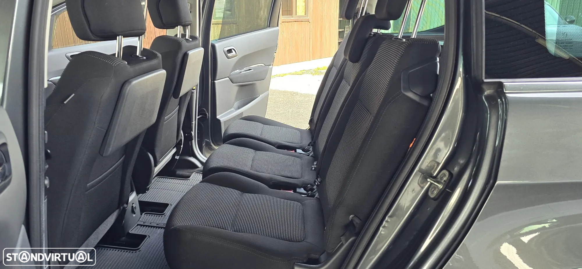 Peugeot 5008 2.0 HDi Executive JLL17 - 19