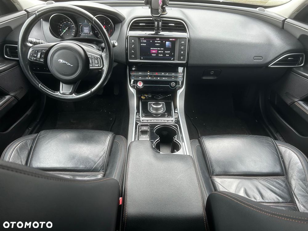 Jaguar XE 2.0 D Prestige - 8