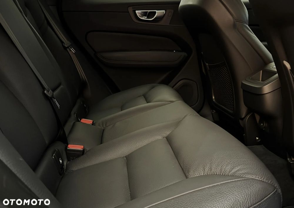 Volvo XC 60 B4 D AWD Plus Dark - 28