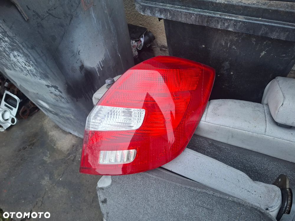 skoda fabia II lampa tył org  prawa euro poznan - 2