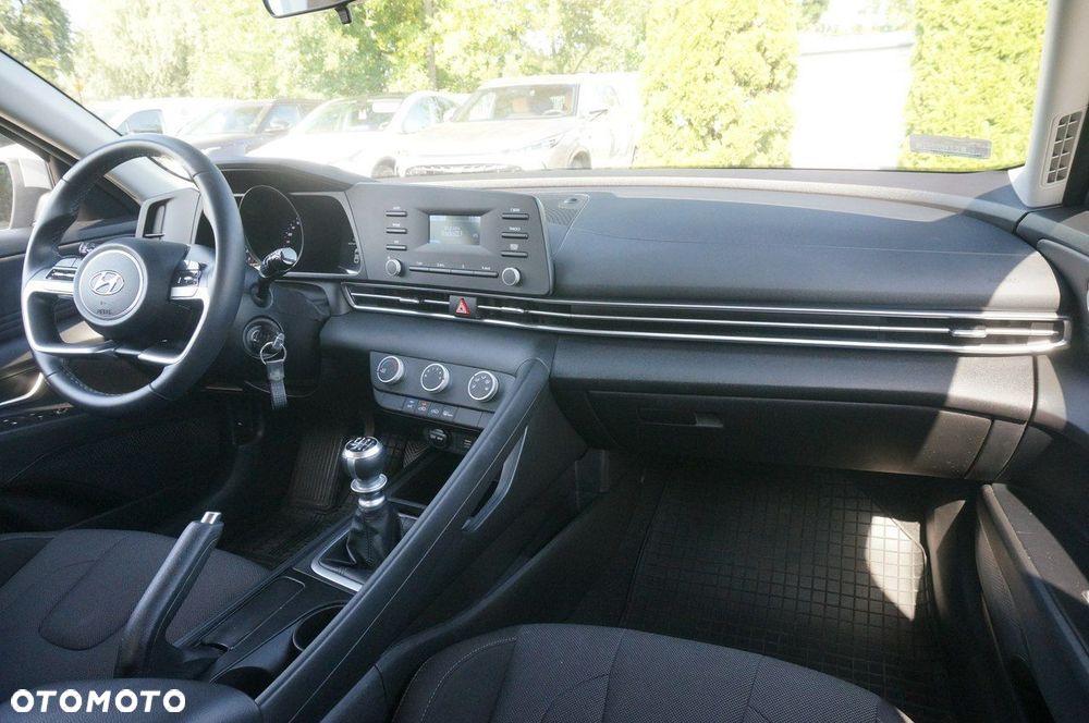 Hyundai Elantra - 17