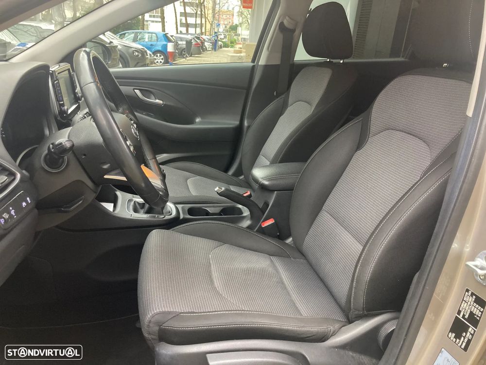 Hyundai i30 SW 1.6 CRDi Comfort+Navi - 12