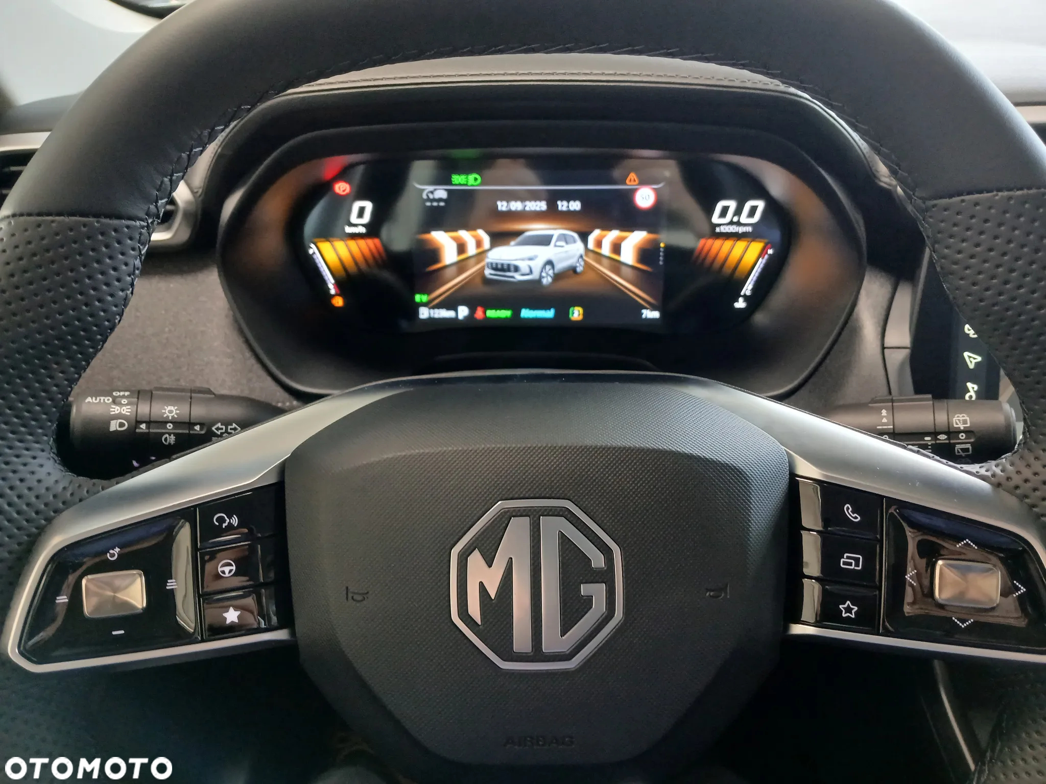 MG ZS Hybrid+ - 14