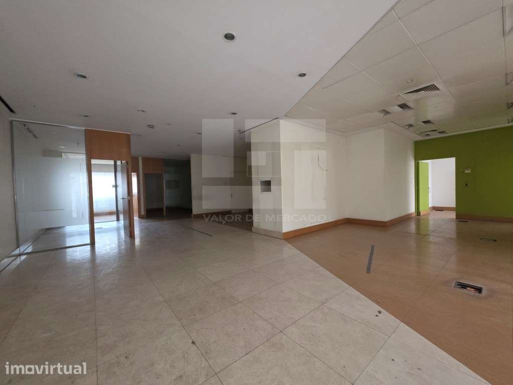 Loja Junto ao Jardim Constantino. 
Venda conjunta com as Refªs 335... - Grande imagem: 3/41