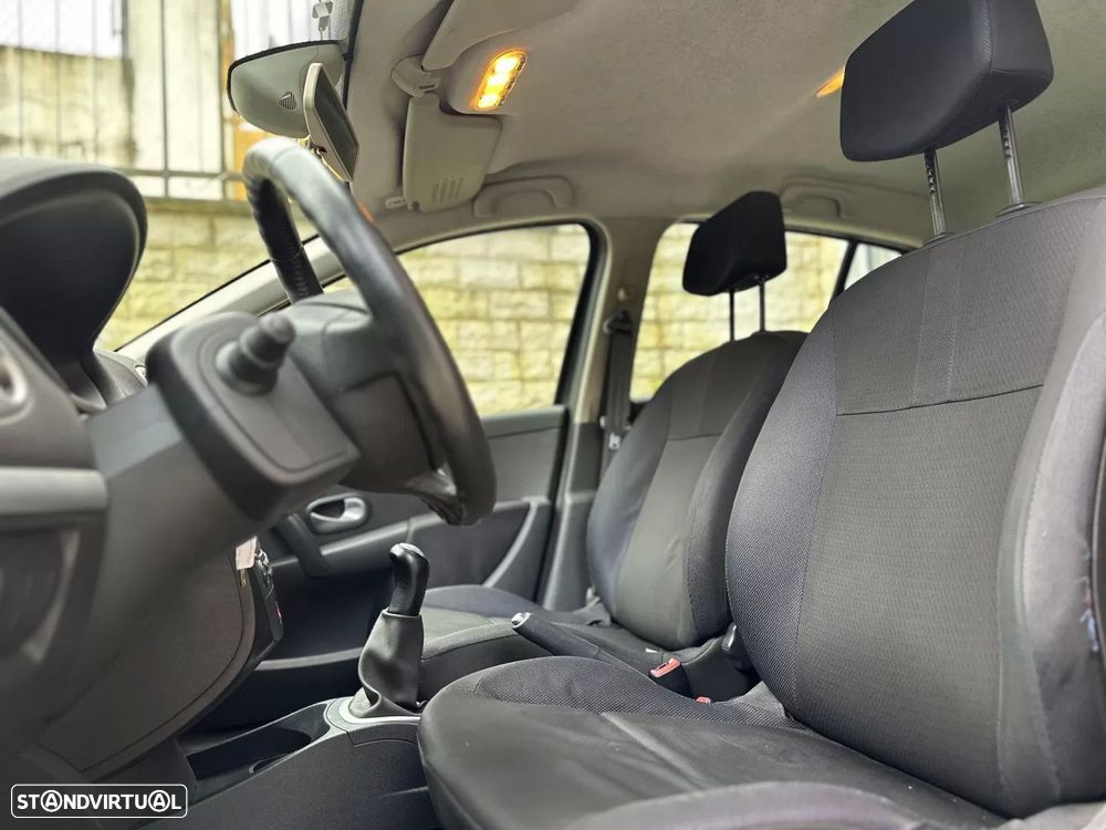 Renault Clio 1.2 16V Confort Authentique - 11