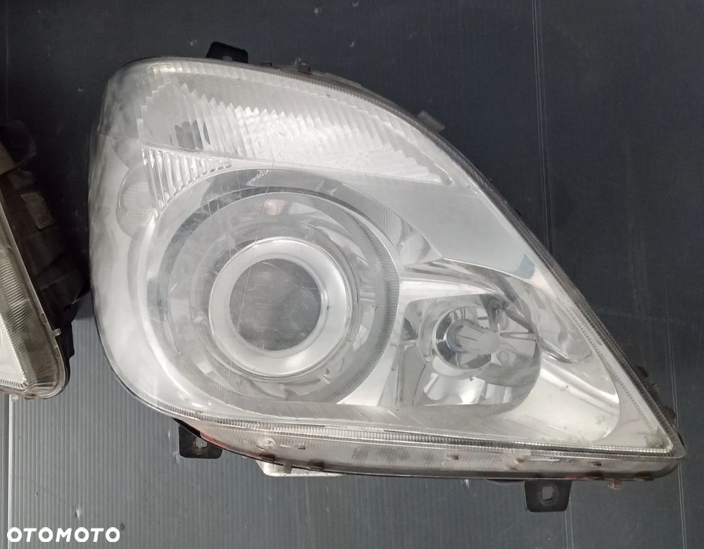 Lampa prawy przód Mercedes W906 Xenon - 2
