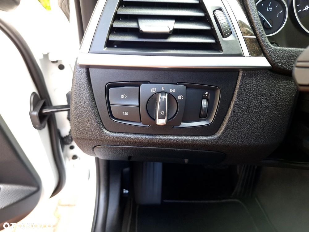 BMW Seria 3 320i Luxury Line - 24