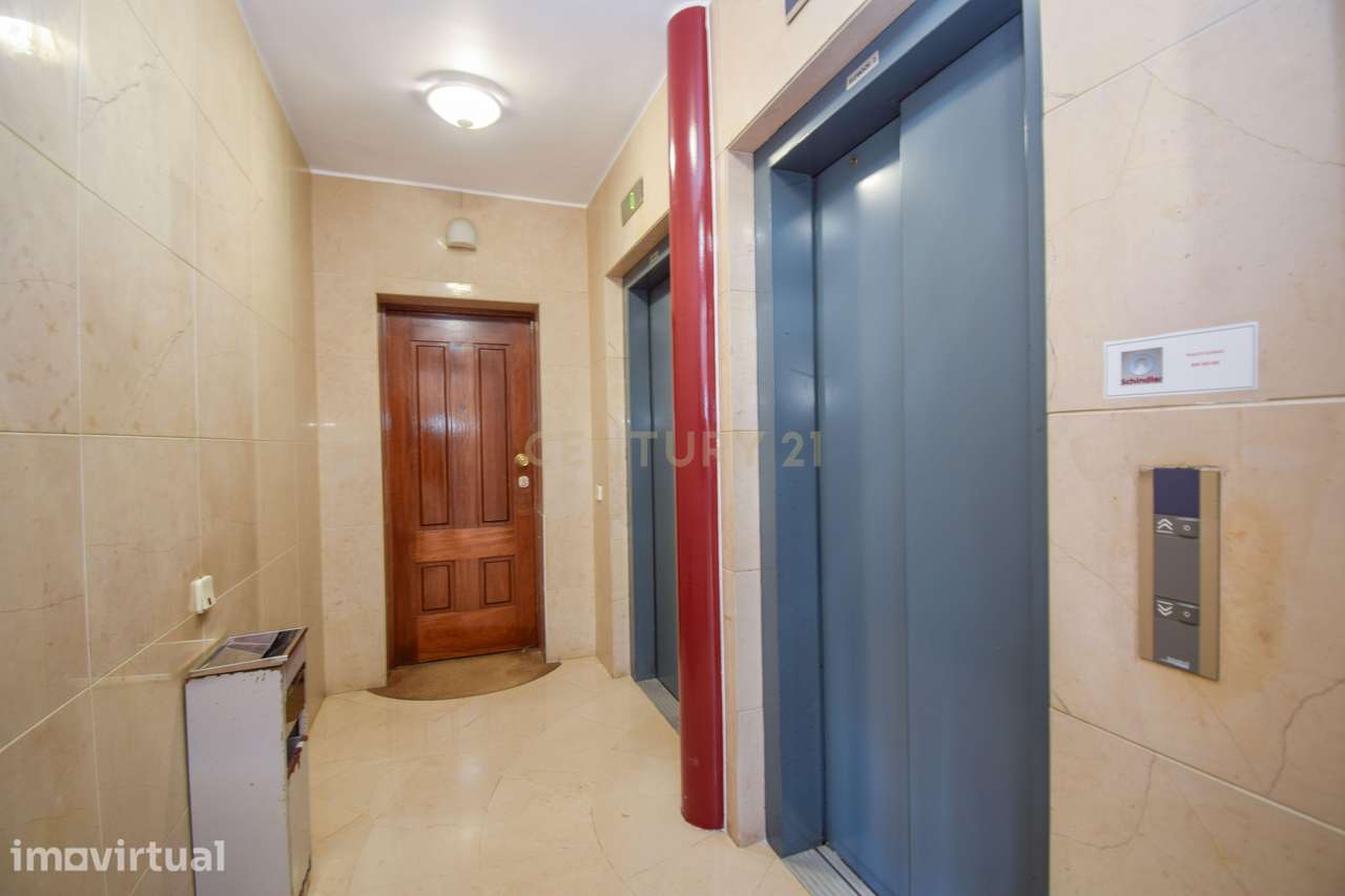 Escritório com entrada independente e dois lugares de garagem nas Aven - Grande imagem: 4/37