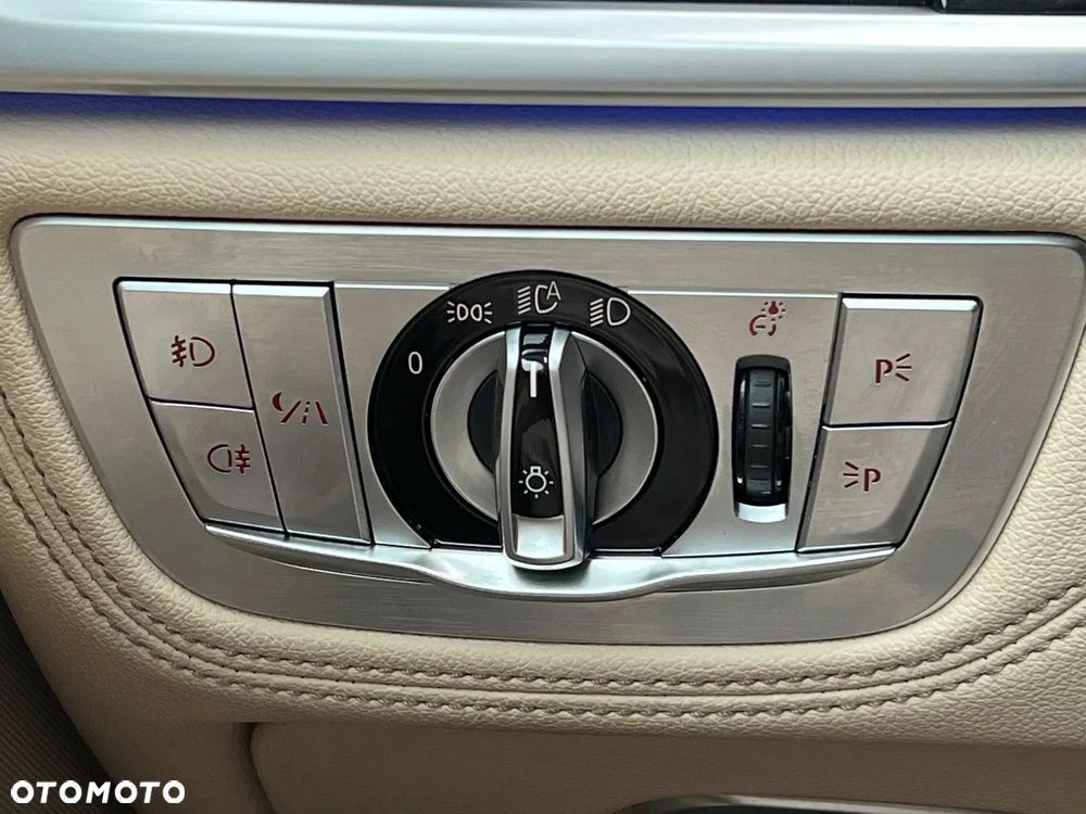 BMW Seria 7 750i xDrive - 17
