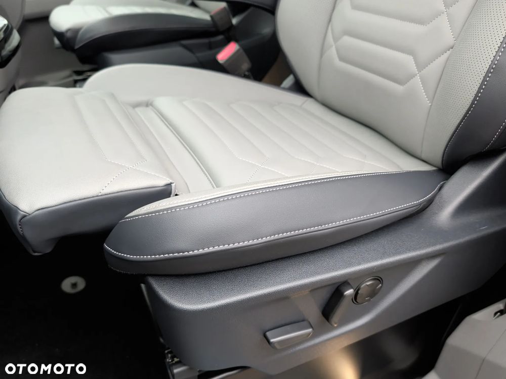Ford Tourneo Custom - 12