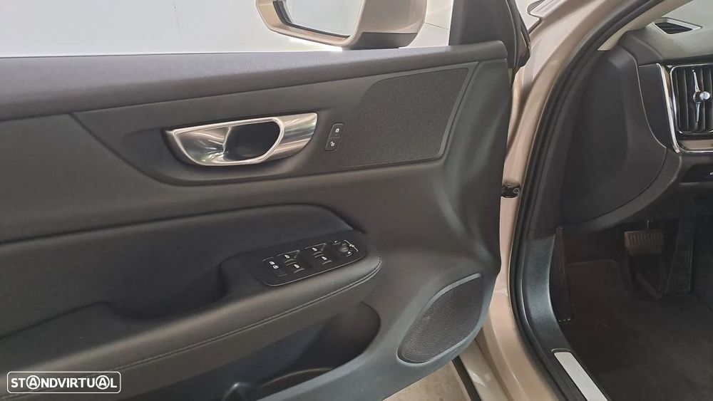 Volvo V60 2.0 B4 Momentum Core Geartronic - 20